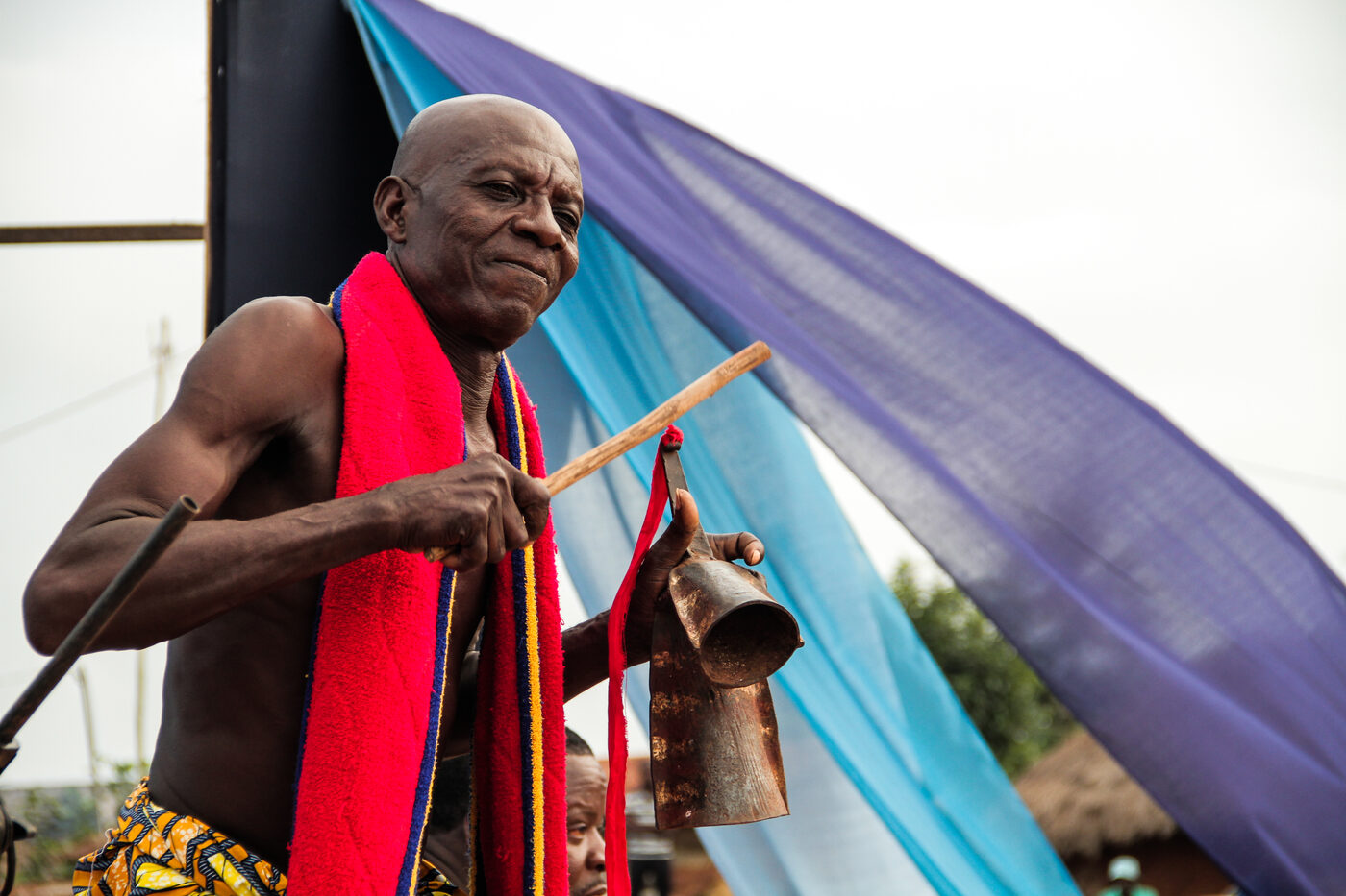 Artiste jouant d’un instrument traditionnel au Festival Adjra